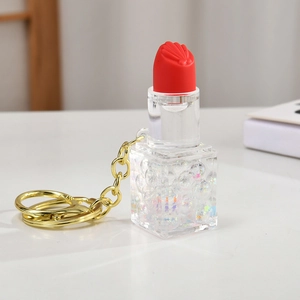 Vue détaillée du porte-clés rouge à lèvres liquide avec texture coquillage et anneau doré