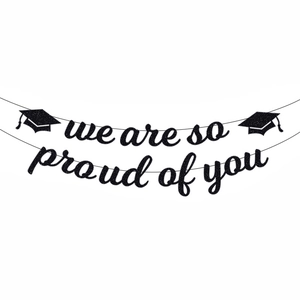 Μαύρο γκλίτερ πανό We Are So Proud Of You για τη διακόσμηση πάρτι αποφοίτησης