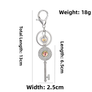 Detailansicht eines 13 cm silbernen Schlüsselanhängers mit rosa Kristall und Maßen