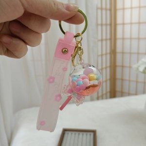 Detailansicht des rosa Lucky-Schlüsselbands mit flüssigem Bären-Schlüsselanhänger-Ball