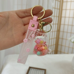 Detail eines rosa Kaninchen-Schüttelschlüsselanhängers mit Silikon-Handschlaufe