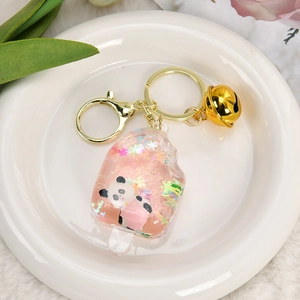 Détail de porte-clés sucette glacée en acrylique avec sable liquide rose et panda