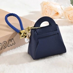 Detail eines dunkelblauen Mini-Taschen-Schlüsselanhängers mit Webband und Perle