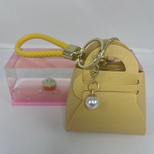 Mini gelbe PU-Leder Geldbörse mit geflochtener Schlaufe, Goldbeschlägen und Perlenanhänger