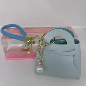 Mini Hellblauer Leder-Taschenanhänger mit Goldring, Perle und geflochtenem Armband