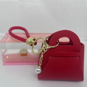 Mini-Schlüsselanhänger aus rotem Leder mit Goldbeschlägen und weißem Perlenanhänger
