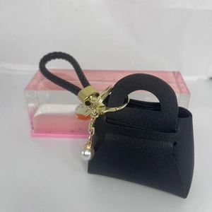 Mini-Geldbörse aus schwarzem PU-Leder als Schlüsselanhänger mit Gold-Hardware und Perle