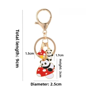 Detail von Panda- und Pilz-Schlüsselanhänger mit Karabinerverschluss aus Gold