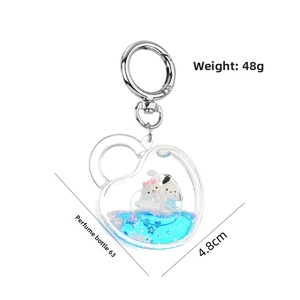 Détail d'un porte-clés liquide en forme de cœur avec des figurines mignonnes