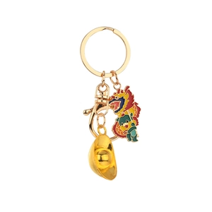 Porte-clés lingot doré avec pendentifs dragon de dessin animé et éléments chinois
