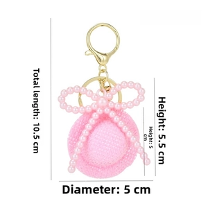 Porte-clés mini chapeau rose tressé avec nœud en perles et fermoir en métal doré