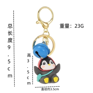 Maße für Pinguin-Schlüsselanhänger mit blauer Glocke und rotem Kapuzenumhang