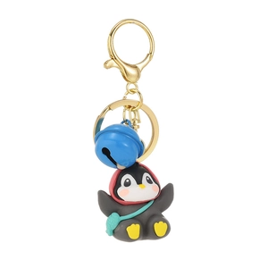 Süßer Pinguin Schlüsselanhänger mit rotem Hoodie und blauer Glocke für DIY-Deko