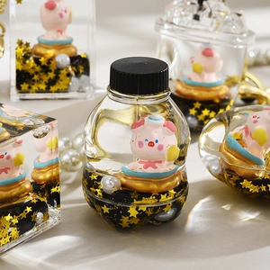 Détail macro du porte-clés cochon mignon avec étoiles flottantes dans un flacon