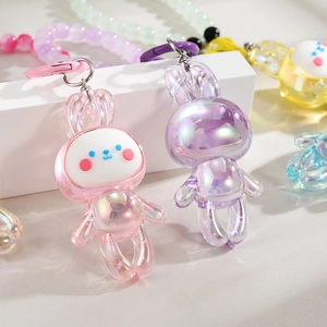 Gros plan détaillé des pendentifs lapin en acrylique avec une finition irisée colorée