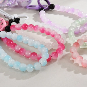 Gros plan de perles de lapin en acrylique colorées et accessoires de porte-clés DIY