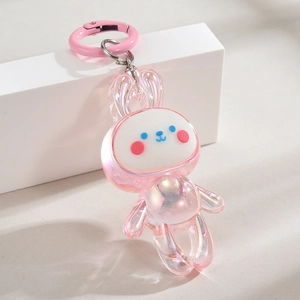 Pendentif lapin rose iridescent avec finition nacrée sur un présentoir géométrique
