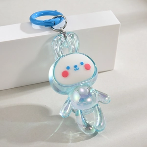 Gros plan détaillé d'un pendentif lapin en acrylique bleu translucide au fini brillant