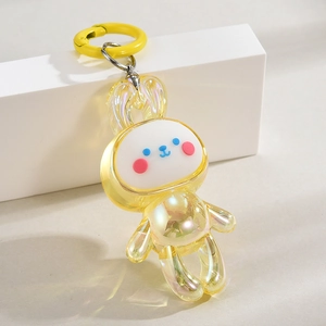 Gros plan d'un mignon pendentif lapin jaune translucide avec finition brillante et fermoir