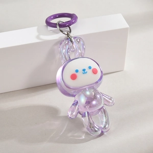 Gros plan du pendentif lapin en acrylique irisé violet avec finition brillante et clip