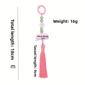 Detail eines 18 cm langen rosa-grünen Quastenanhängers mit Perlen und Wolken-Charm