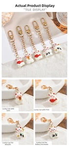 Vues détaillées de quatre mignons porte-clés chat Maneki Neko avec crochets dorés