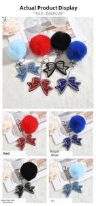 Vue détaillée de porte-clés pompon en peluche avec nœuds strass en quatre couleurs