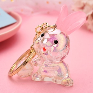 Gros plan d'un porte-clés lapin en acrylique irisé avec des paillettes holographiques