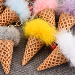 Détail macro de pompons colorés sur des porte-clés en forme de cornet de glace