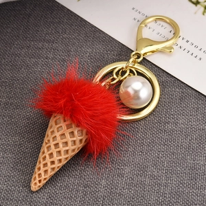 Détail du porte-clés crème glacée en peluche rouge avec perle et crochet doré