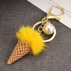 Détail du porte-clés cône de glace avec fausse fourrure jaune, perle et fermoir doré