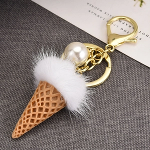 Détail du porte-clés glace avec pompon en fourrure et cône gaufré texturé