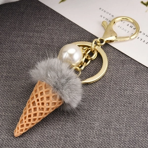 Détail du porte-clés cornet de glace avec fourrure grise et perle blanche élégante