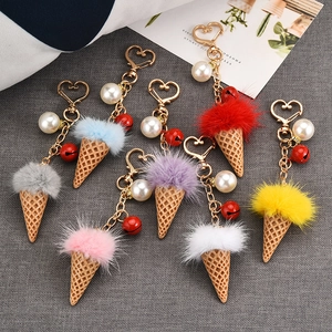 Porte-clés mignon cornet de glace en résine avec pompon en fausse fourrure et perles