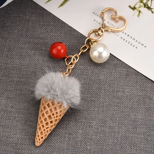 Détail du porte-clés crème glacée avec boule de fourrure, crochet cœur et perle