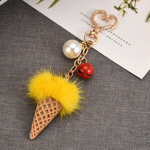 Détail du porte-clés crème glacée en peluche jaune avec fermoir en forme de cœur doré