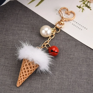 Détail du porte-clés crème glacée avec fourrure blanche, perle et clochette rouge