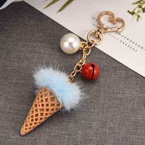 Détail du porte-clés crème glacée en fourrure bleue avec fermoir coeur doré et perle