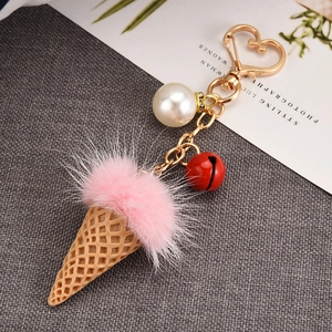 Détail du porte-clés glace en peluche rose avec perle, cloche et fermoir en cœur