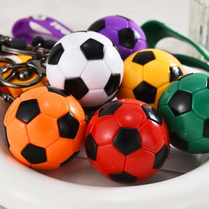 Set di portachiavi mini pallone da calcio colorati in acrilico con cinturini in silicone coordinati