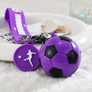 Dettaglio macro del portachiavi calcio viola con cinturino in silicone e gancio nero