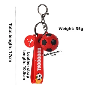Dettaglio portachiavi calcio con cinturino rosso e dimensioni precise in centimetri