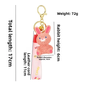 Detailansicht rosa Hasen-Schlüsselanhänger mit 17cm Länge und Candy-Handschlaufe
