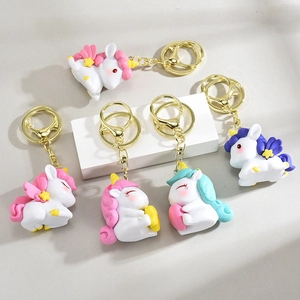 Set bunter Einhorn-Schlüsselanhänger in Pink und Blau mit goldenen Ringen und Karabinerhaken