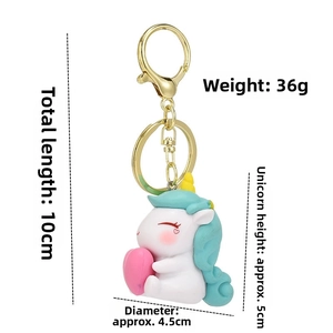 Nahaufnahme Einhorn-Schlüsselanhänger mit Maßen 10cm Länge und 36g Gewicht für Taschen