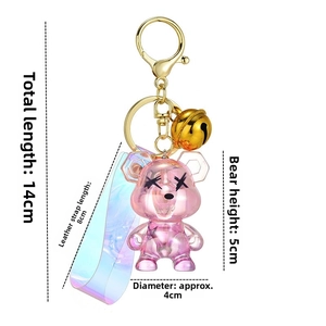 Rosa transparenter Bärenanhänger mit buntem Band und goldenem Glockendetail