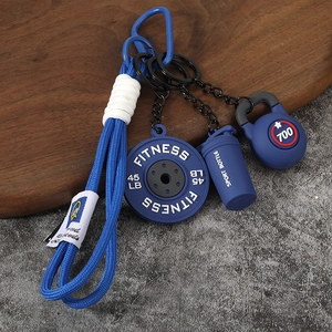 Détail du porte-clés fitness avec plaques de poids, kettlebell et cordon bleu