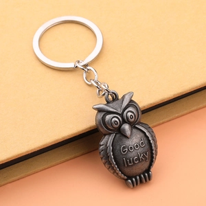 Portachiavi a forma di gufo vintage con incisione Good Lucky su sfondo caldo