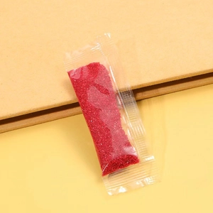 Vue détaillée de la poudre de cinabre rouge en petits granulés dans un sachet plastique