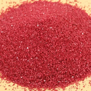 Vue macro de fines granules de poudre de cinabre rouge pour accessoires de porte-clés